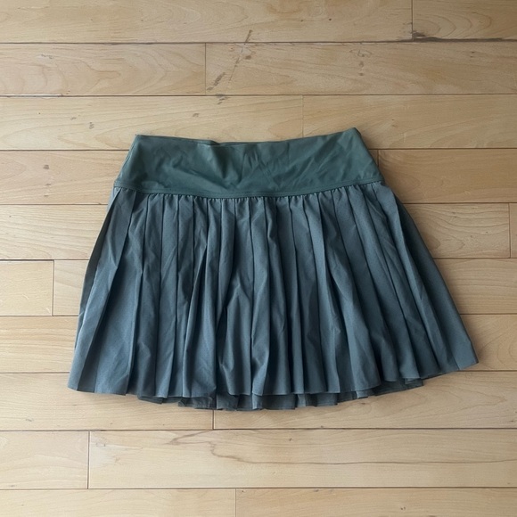 NWOT Offline by Aerie Keep It Cool Olive Fun Pleated Tennis Skirt/Skort - Picture 1 of 5